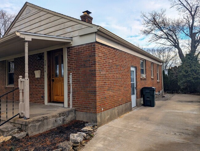 Foto del edificio - Adorable Belmont Home with Basement - AVAILABLE NOW!