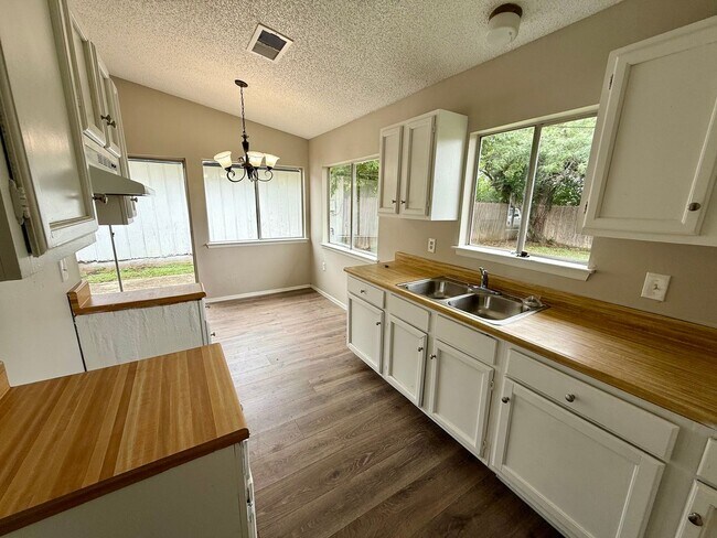Building Photo - Cute 2-Bedroom in Lakeside