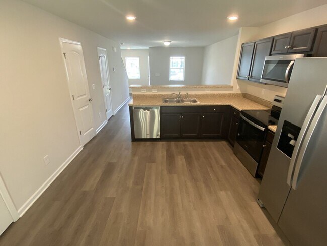 Building Photo - 2 Bedroom 2.5 Bath Townhouse