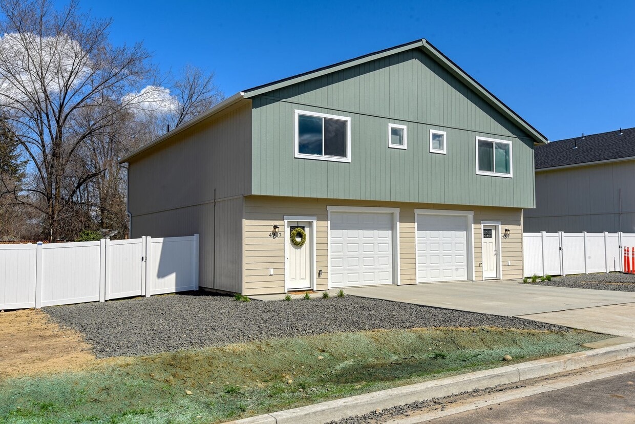 Primary Photo - 4919-4921 E 6th Ave
