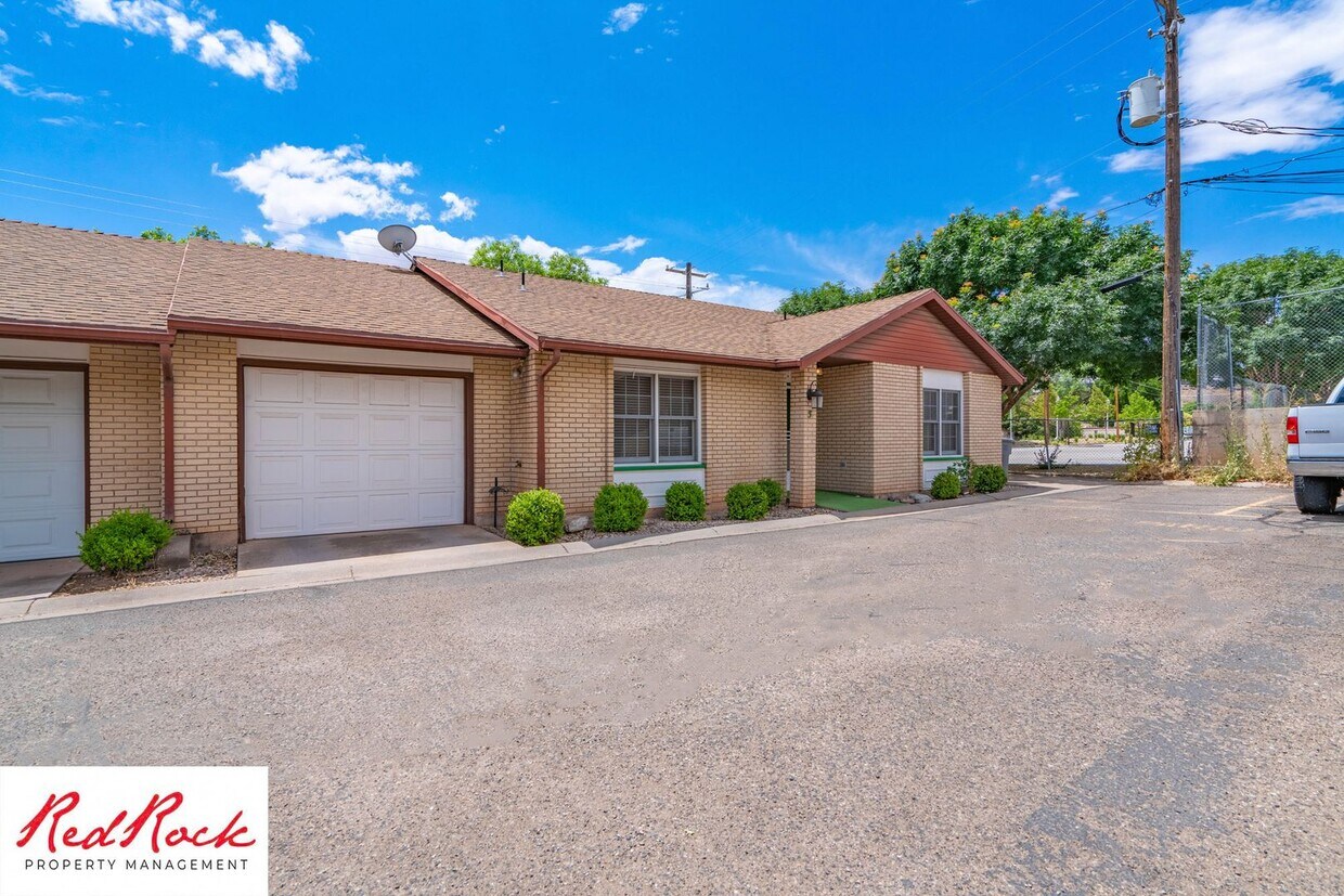 Foto principal - 3 Bedroom End Unit Townhome in Downtown St. George