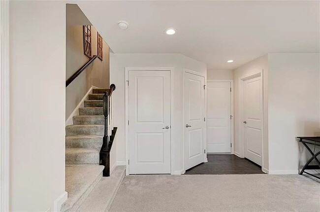 Building Photo - Beautifully Designed Townhome with Modern ...