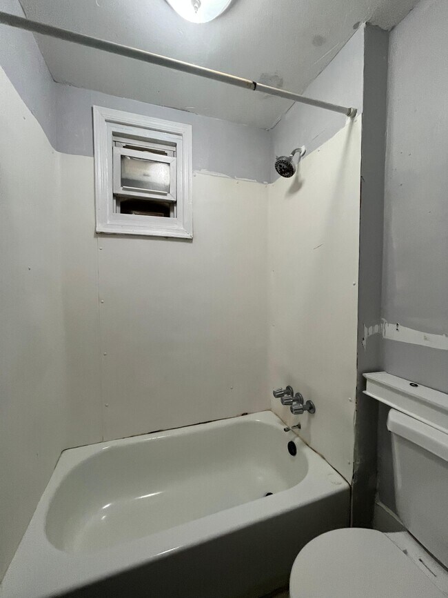 Foto del edificio - 104 Romaine Ave