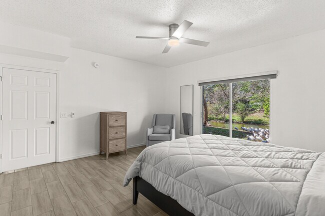 Foto del edificio - 250 Crestwood Cir