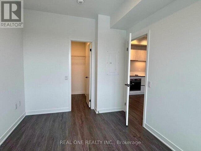 Photo du bâtiment - 2495 Eglinton Ave W