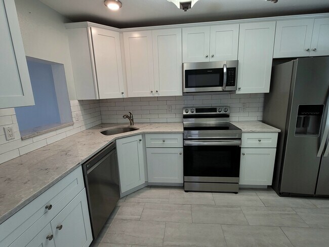 Building Photo - 729 Capri Isles Blvd