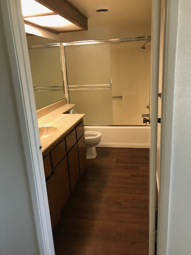 Foto del edificio - Welcome to Laurelwood Oaks – Comfortable Living in a Beautiful Community