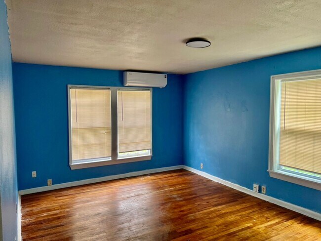 Building Photo - Cute Home Close to the Universities