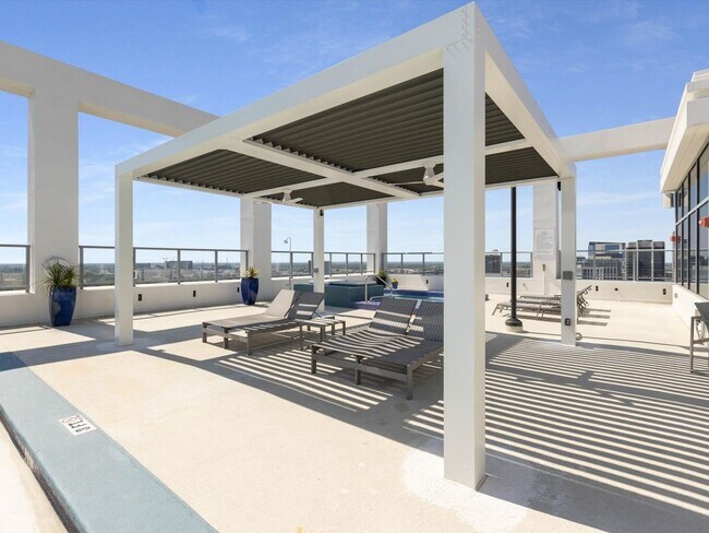 Foto del edificio - *PENDING* Large Corner Unit at STAR TOWER!