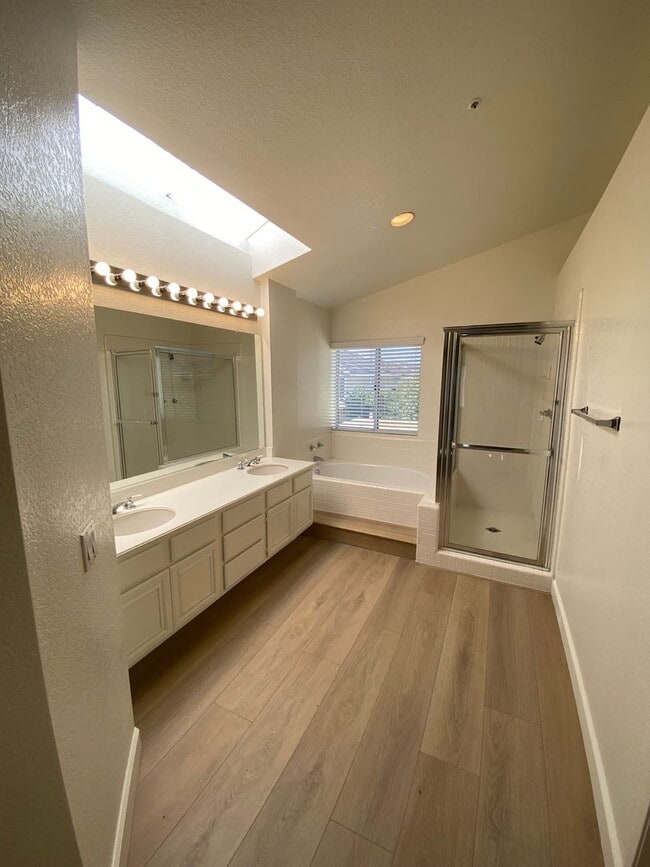 Foto del edificio - Very Spacious 3 Bedroom, 2.5 Bathroom House For Rent in Buena Park-Lots of Recent Upgrades!