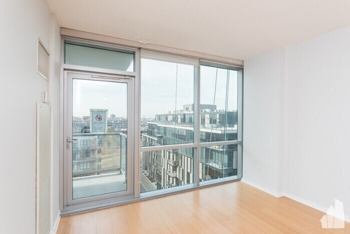 Primary Photo - Stunning 1 bed with GYM & Doorman - February