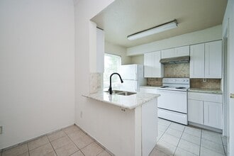 Building Photo - 3900 Woodchase Dr