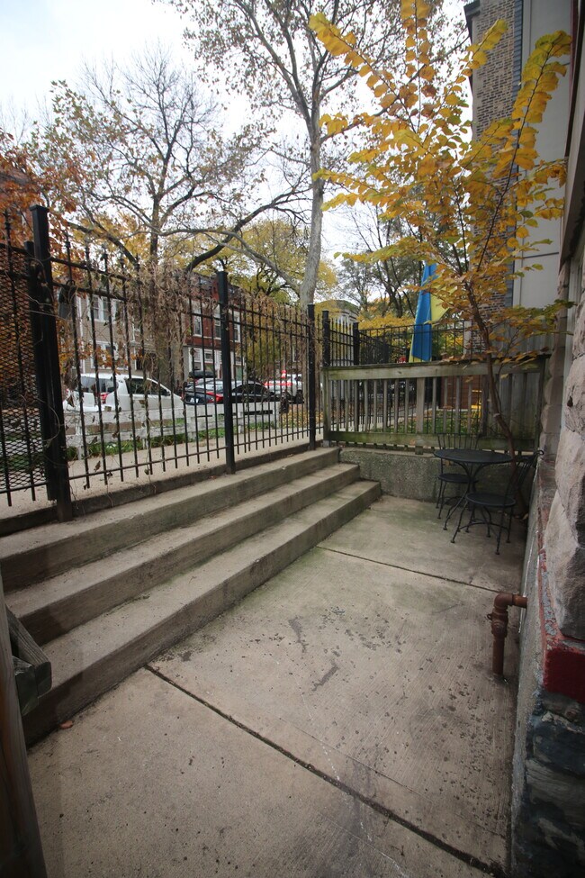 Patio delantero - 1408 N Maplewood Ave