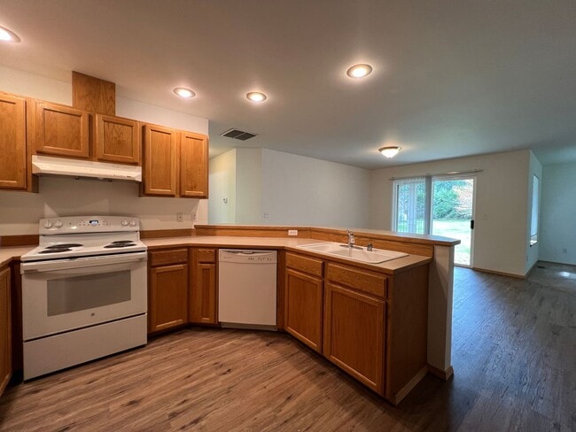 Building Photo - Single Story 2 Bdrm Duplex - Near Lake Goo...