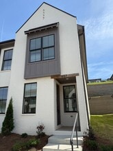 Building Photo - 657 Miramar Ln