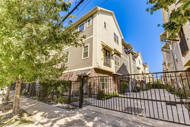 Building Photo - 921 W 24th St
