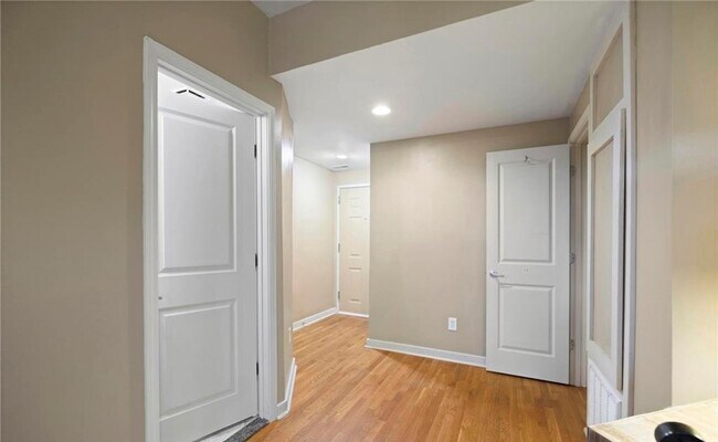 Building Photo - High-End Comfort in Every Detail