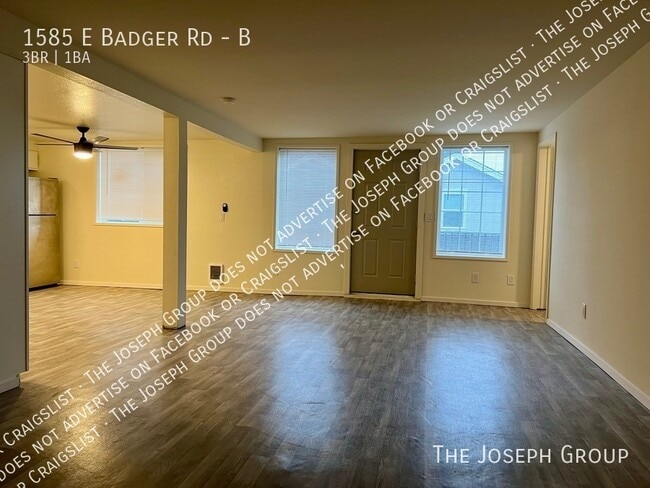 Building Photo - 1585 E Badger Rd