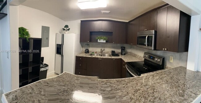 Foto del edificio - 3670 SW 12th St