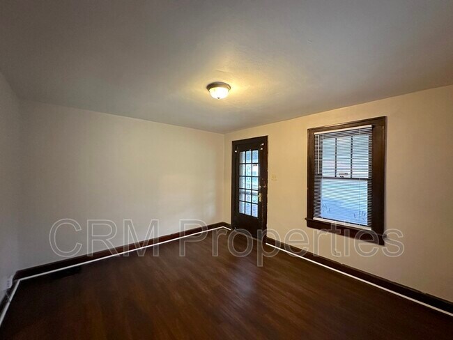 Foto del edificio - 5010 E 10th St