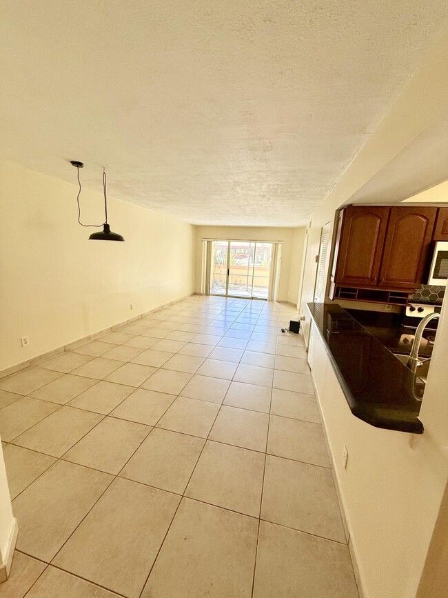 Building Photo - 968 Coral Club Dr