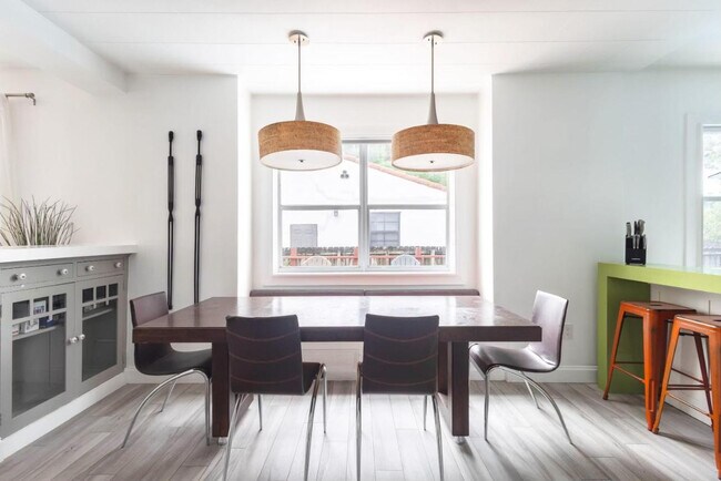 Building Photo - 330 SW 18th Rd