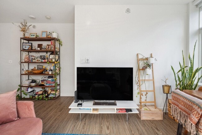 Building Photo - 209 E 7th Ave