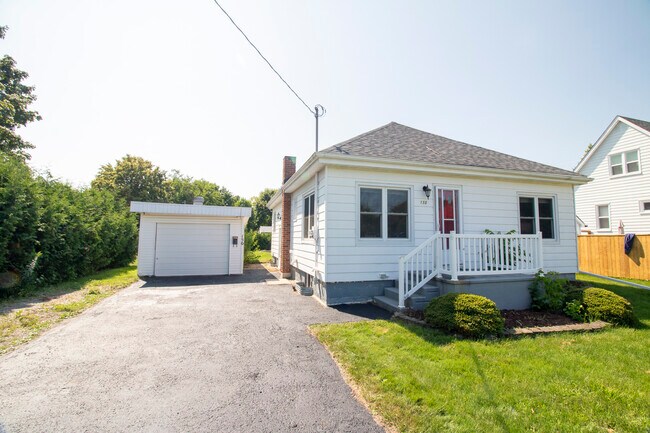 Photo du bâtiment - Cute 2 Bdrm * St Thomas * For Rent * Garage * Yard - AVAILABLE June 1