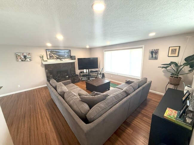Building Photo - Stunning 4 BR / 3 BA West Beaverton Home with Private Oasis & Sport Court & Move In Special!