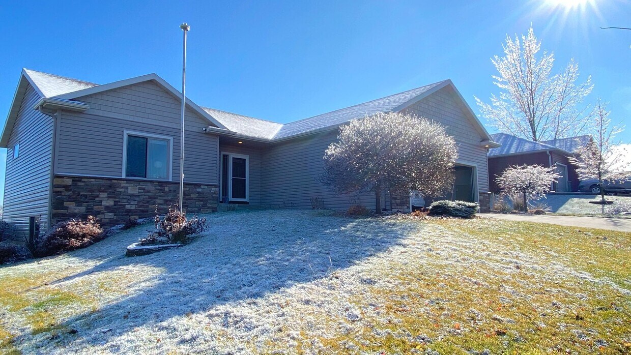 Primary Photo - Beautifully Furnished 4 Bed 3 Bath Ranch S...