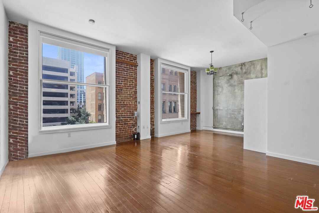 Primary Photo - 257 S Spring St