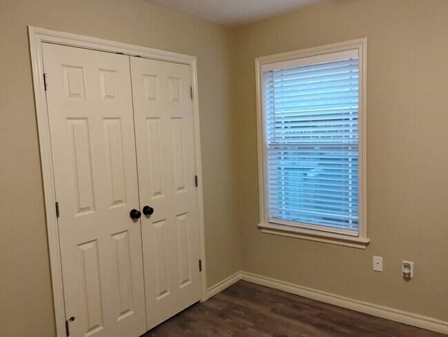 Foto del edificio - 4200 Middleham Ave