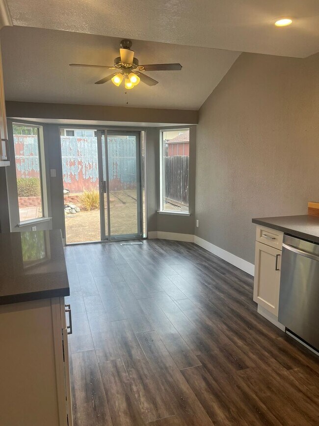 Foto del edificio - Three Bedroom, Two Bathroom Single Family ...