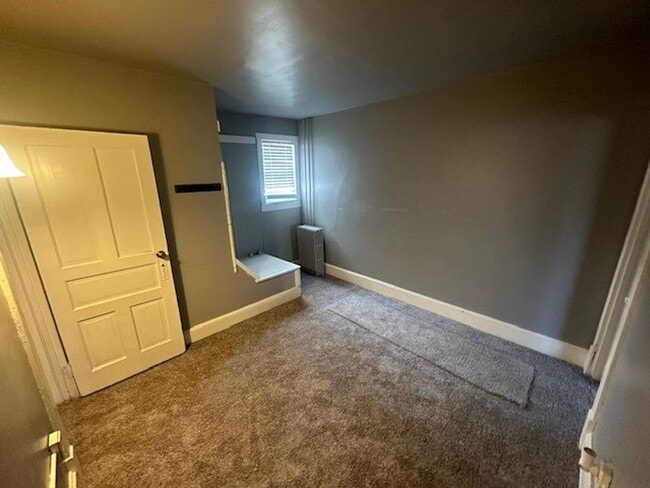 Building Photo - 4 bedroom 1 bathroom