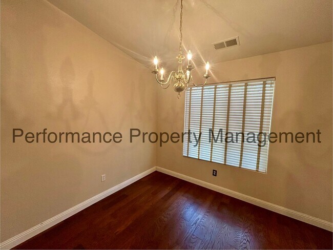 Foto del edificio - Stunning 3 Bed/2 Bath NW Bakersfield Home ...