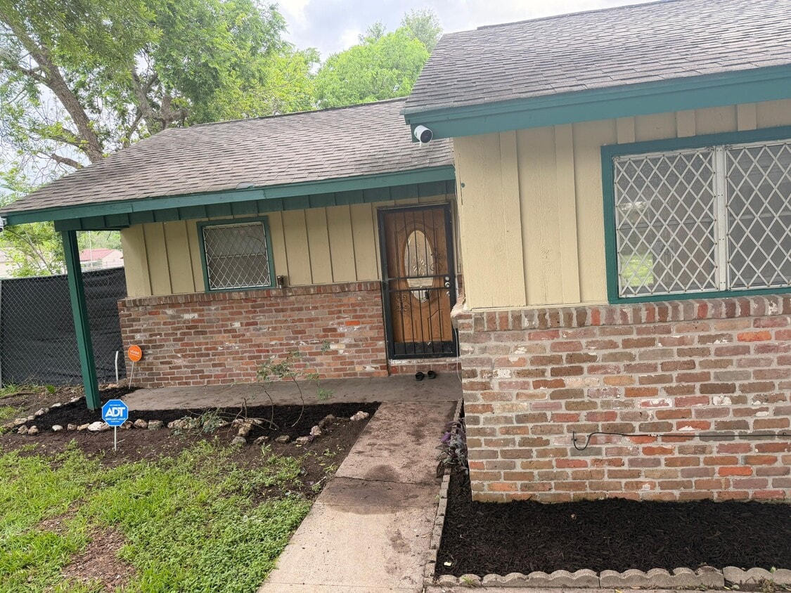 Building Photo - 5642 Ricky St
