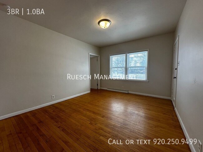 Building Photo - Spacious 3 Bedroom 1 Bath Lower Unit Avail...