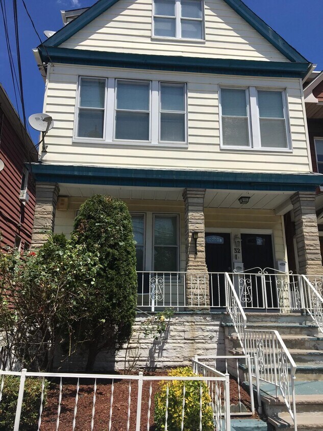 Primary Photo - 32 Danforth Ave