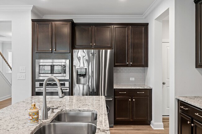 Building Photo - Beautiful 4 Bedroom Home with Bonus Space ...