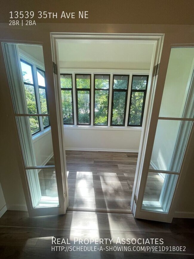Building Photo - Pet Friendly, 2 Bed, 1.5 Bath, Top floor D...