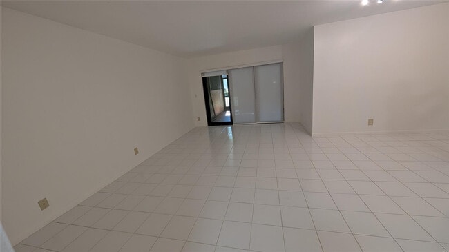 Building Photo - 2372 NW 39th Ave