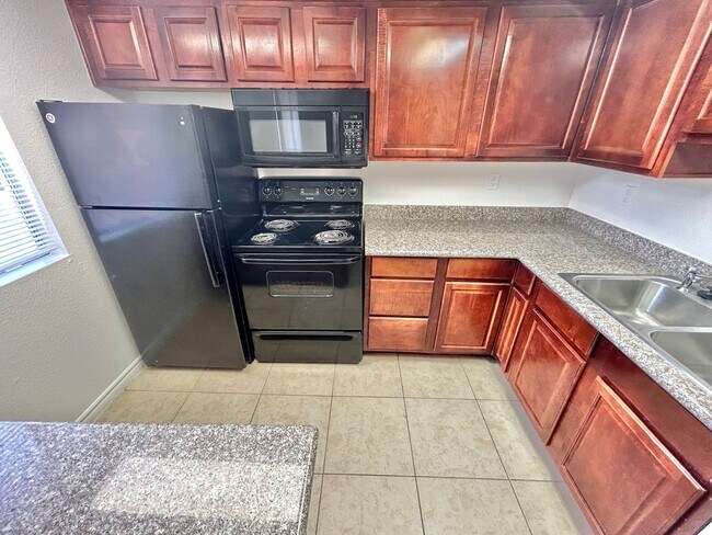 Foto del edificio - ADORABLE 2 BEDROOM 2 BATHROOM 1ST FLOOR CONDO