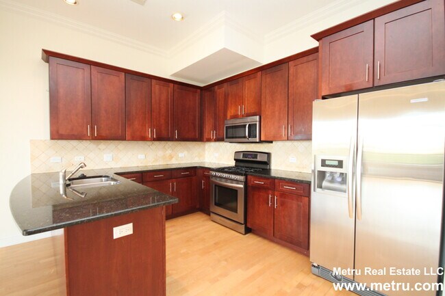 Foto del edificio - 4651 N Greenview Ave