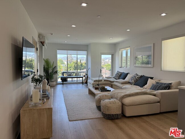 Foto del edificio - 9842 Vidor Dr