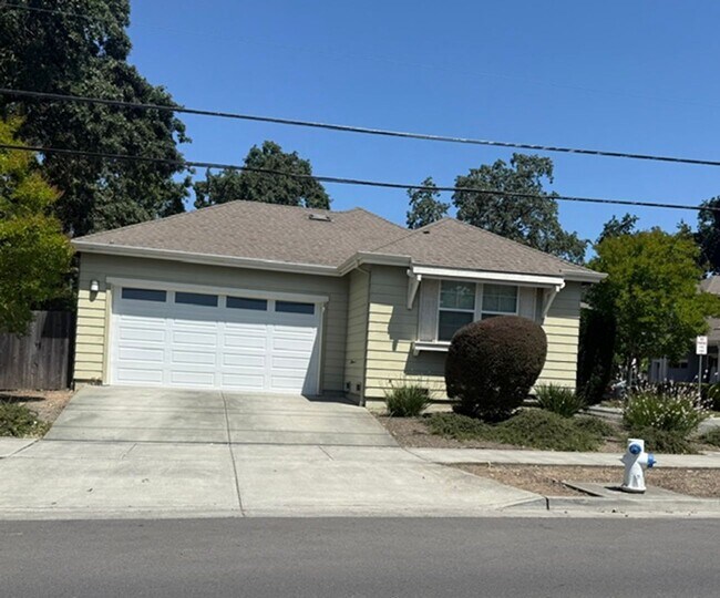 Foto del edificio - Single Level 3 Bedroom 2 Bath House in West Santa Rosa