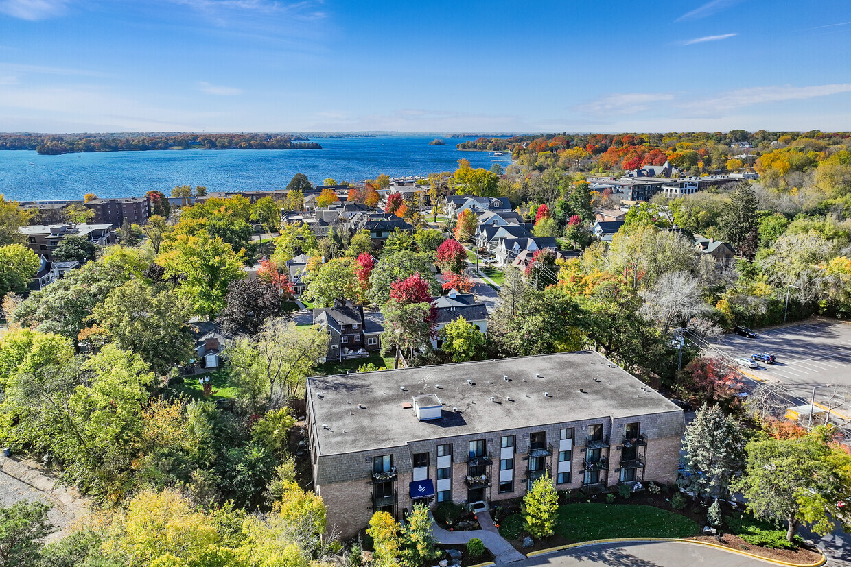 Foto principal - Wayzata Lake Apartments