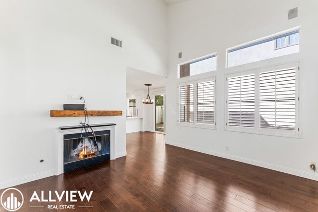 Building Photo - Beautiful 3 Bedroom, 2.5 Bathroom Home in the Heart of Tustin Ranch