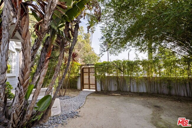 Foto del edificio - 601 Crestmoore Pl