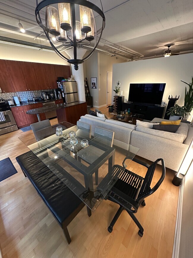 Foto del edificio - 565 W Quincy St