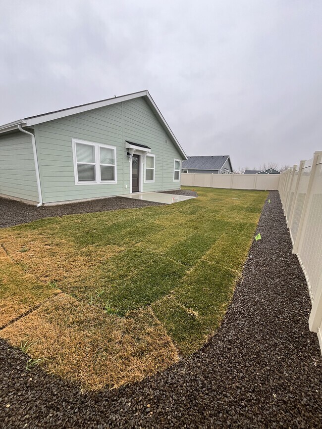 Building Photo - 307 Avalena Ave